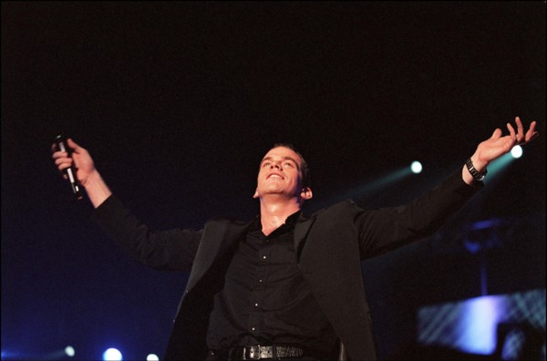 03/20/2002. EXCLUSIVE: Garou and Celine Dion performs at Bercy.