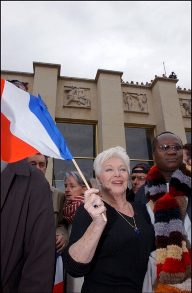 04/30/2002. The "Vive la France" collective : artists of France sing the Marseillaise to protest against J-M Le Pen's National Front.