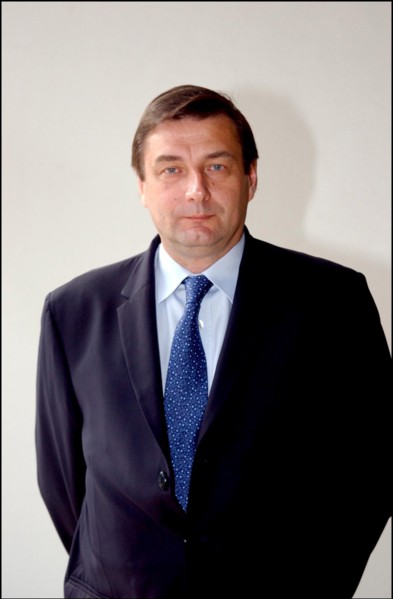 05/08/2002. Marie-George Buffet hands office over to Luc Ferry and Jean-Francois Lamour