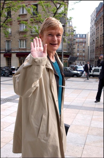 05/08/2002. Marie-George Buffet hands office over to Luc Ferry and Jean-Francois Lamour