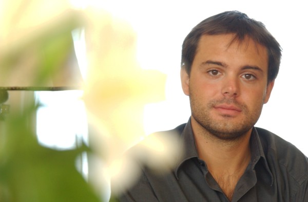 09/30/2002. Romain Sardou at Home, publishes his first novels "Pardonnez nos offenses".