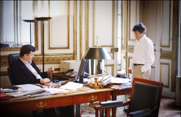 06/26/2004. EXCLUSIF. Jean-Louis Borloo, le ministre de l'Emploi, du Travail et de la Cohesion sociale travaillant, au ministere, sur le Plan de Cohesion sociale avant sa presentation en conseil des m...