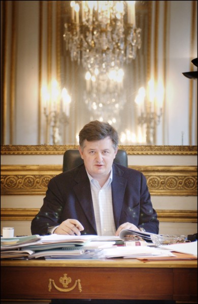 06/26/2004. EXCLUSIF. Jean-Louis Borloo, le ministre de l'Emploi, du Travail et de la Cohesion sociale travaillant, au ministere, sur le Plan de Cohesion sociale avant sa presentation en conseil des m...