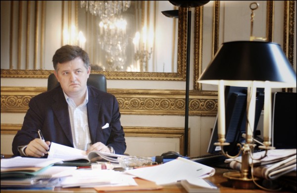 06/26/2004.  Jean-Louis Borloo, le ministre de l'Emploi, du Travail et de la Cohesion sociale travaillant, au ministere, sur le Plan de Cohesion sociale avant sa presentation en conseil des ministres ...