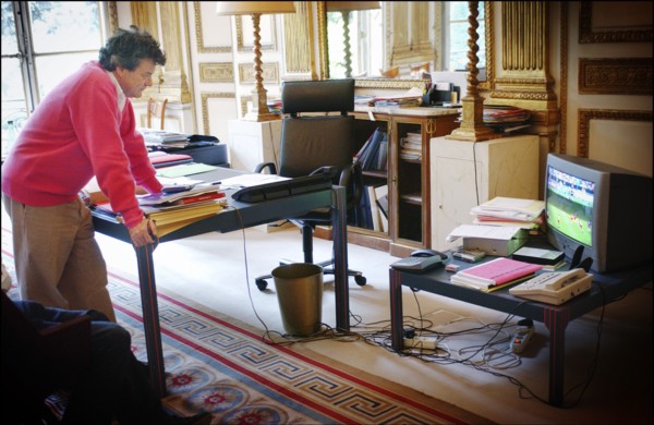 06/26/2004. EXCLUSIF. Jean-Louis Borloo, le ministre de l'Emploi, du Travail et de la Cohesion sociale travaillant, au ministere, sur le Plan de Cohesion sociale avant sa presentation en conseil des m...