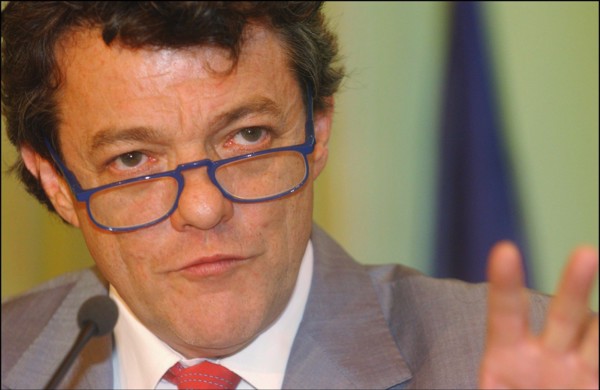 30/06/2004. Conference de presse de Jean-Louis Borloo, Ministre de l'Emploi, du Travail et de la Cohesion sociale, presentant le plan de cohesion sociale.