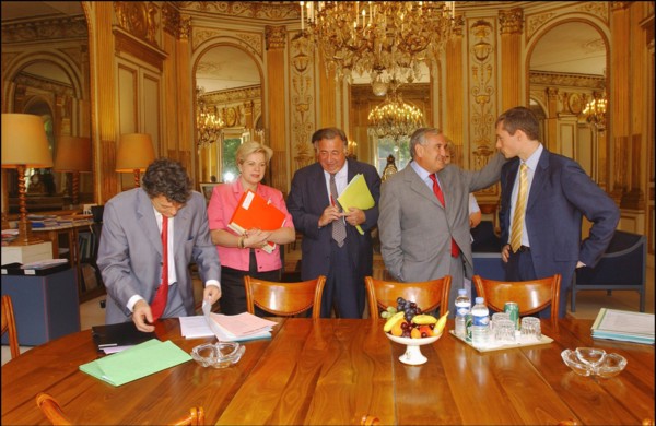 06/30/2004.  Jean-Louis Borloo, Ministre de l'Emploi, du Travail et de la Cohesion sociale, reçoit a son bureau Jean-Pierre Raffarin, Premier Ministre, avant la conference de presse presentant le Plan...