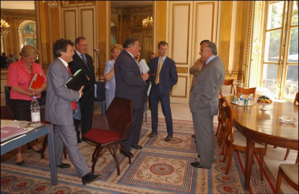06/30/2004.  Jean-Louis Borloo, Ministre de l'Emploi, du Travail et de la Cohesion sociale, reçoit a son bureau Jean-Pierre Raffarin, Premier Ministre, avant la conference de presse presentant le Plan...
