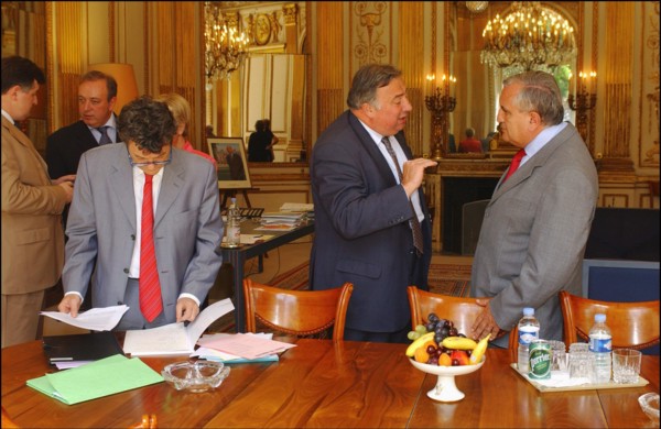 06/30/2004.  Jean-Louis Borloo, Ministre de l'Emploi, du Travail et de la Cohesion sociale, reçoit a son bureau Jean-Pierre Raffarin, Premier Ministre, avant la conference de presse presentant le Plan...