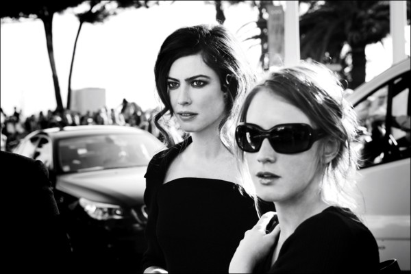 05/00/2006. Life in Cannes outside the Palais des Festivals.