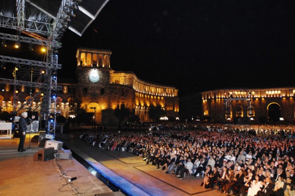 Concert de Charles Aznavour à Erevan (Arménie), le 30 septembre 2006