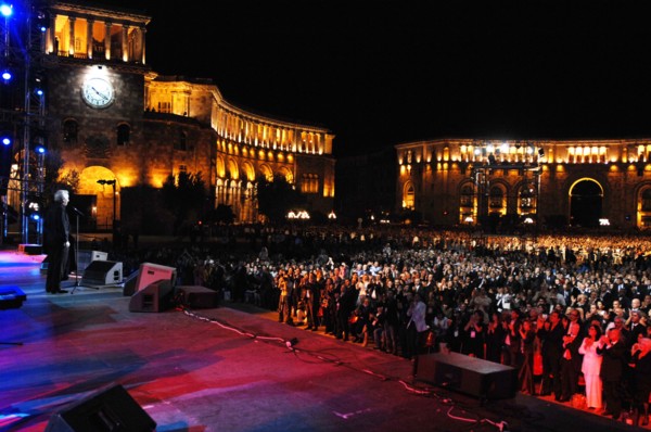 Concert de Charles Aznavour à Erevan (Arménie), le 30 septembre 2006