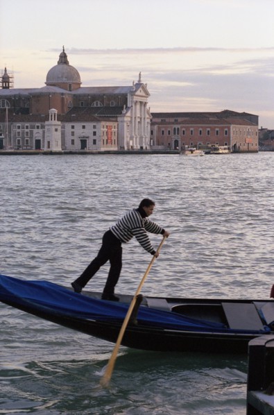 Gondolier vénitien, le soir, à San Giorgio Maggiore