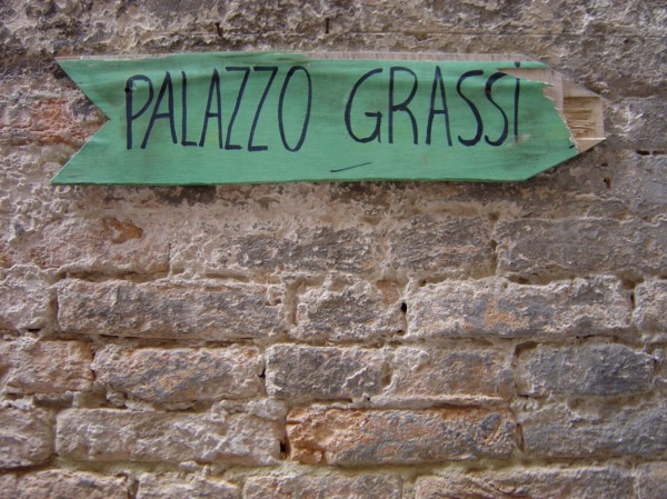 Signalétique dans une ruelle à Venise
