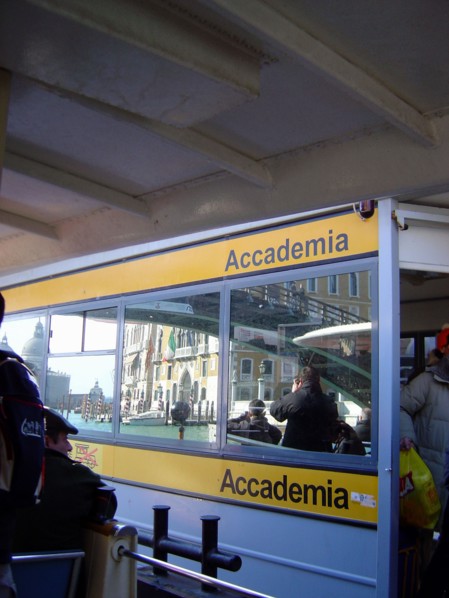 Arrêt du Vaporetto Academia à Venise