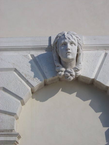 Tête sculptée sur une façade du quartier de Dorsoduro à Venise
