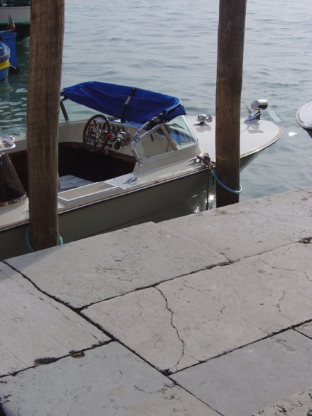 Taxi à quai à Venise