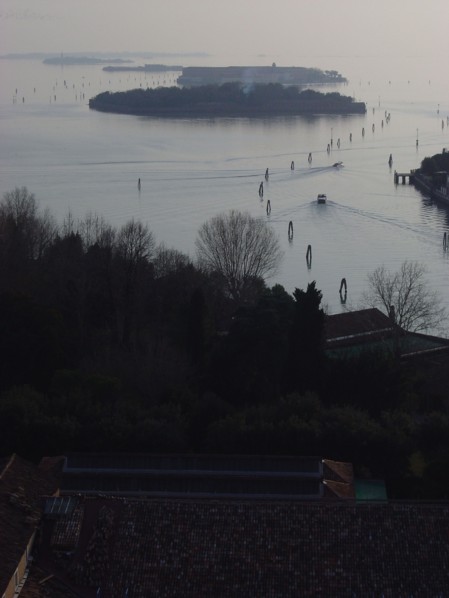 Vue aérienne de la lagune et de l'île San Clemente à Venise