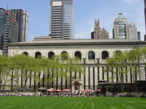 New-York (USA), Manhattan, Bryant Park et la New York Public Library au printemps