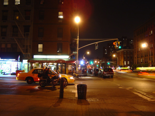 New-York (USA), Manhattan, Chelsea, croisement de rue et d'avenue de nuit, taxi de nuit