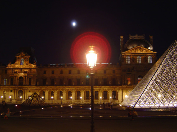 Paris, Musée du Louvre, impressions de nuit, lune et réverbère, façade et pyramide (architecte :