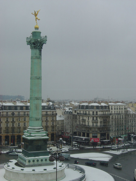Paris, Place de la Bastille l'hiver sous la neige, Colonne de Juillet (1833-1840) et le Génie de la