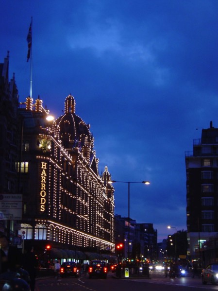 Façade du magasin Harrod's illuminée