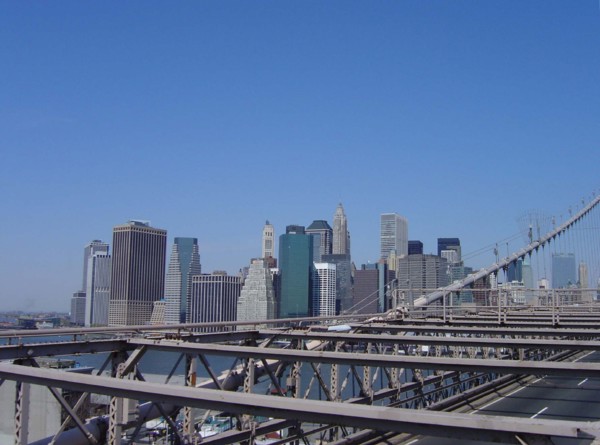 Vue sur le quartier financier depuis le pont de Brooklyn à New-York