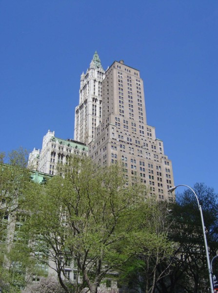 Vue sur l'ommauble Woolworth depuis le City Hall Park à New-York