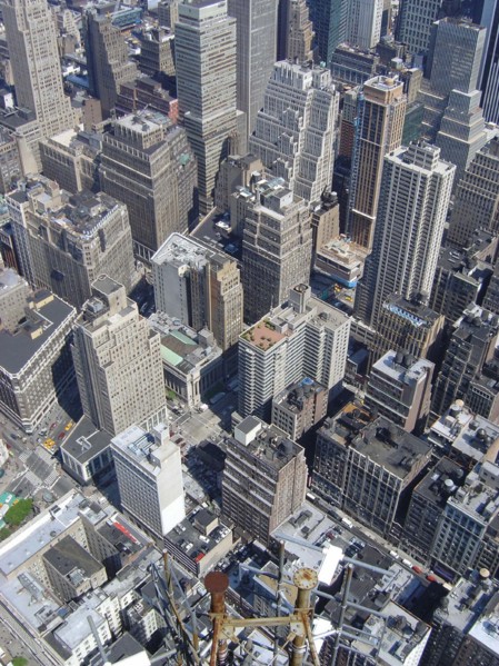 Vue depuis l'Empire State Building à New-York de Broadway et l'avenue des Amériques
