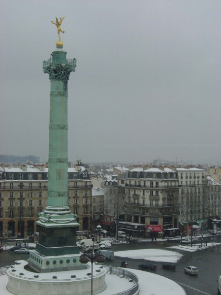 Place de la Bastille à Paris sous la neige