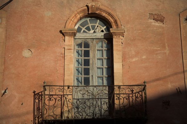 Provence273 Façade de demeure 18e siècle, fenêtre et balcon, Luberon