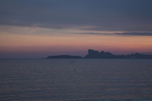 Provence328 Le soir, au soleil couchant sur la Méditerranée, le rocher de La Ciotat