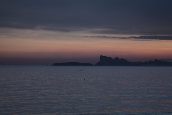Provence329 Le soir, au soleil couchant sur la Méditerranée, le rocher de La Ciotat