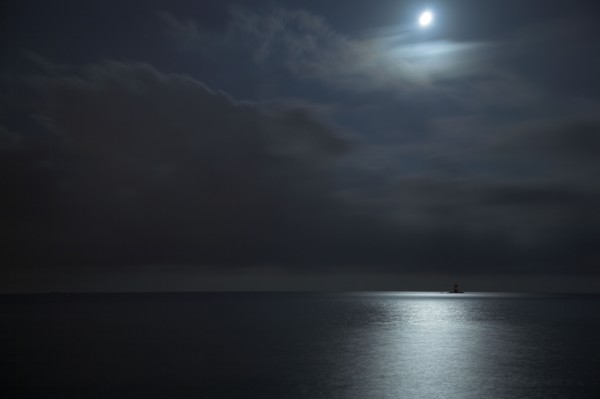 Provence357 Nuages et clair de lune la nuit sur la Méditerranée, phare rouge et voiliers blancs