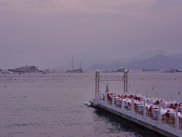 CoteAzur007 Cannes, La Croisette, baie de Cannes, voiliers, yachts, le soir, Hôtel Martinez plage