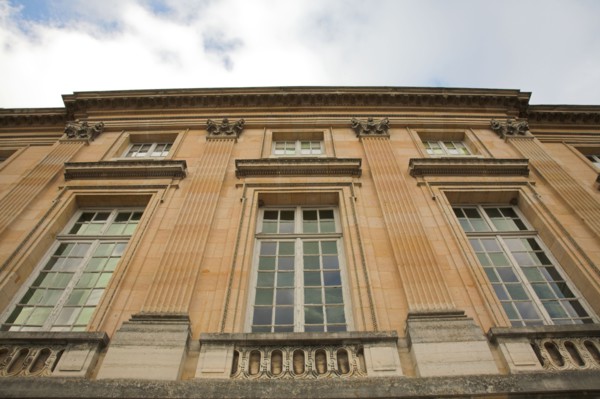 Versailles051 Château de Versailles, Petit Trianon, façade, grandes fenêtres