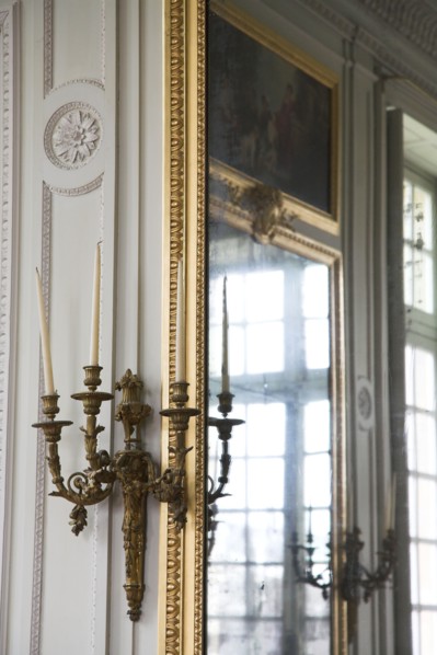 Versailles071 Château de Versailles, Petit Trianon, miroir et applique