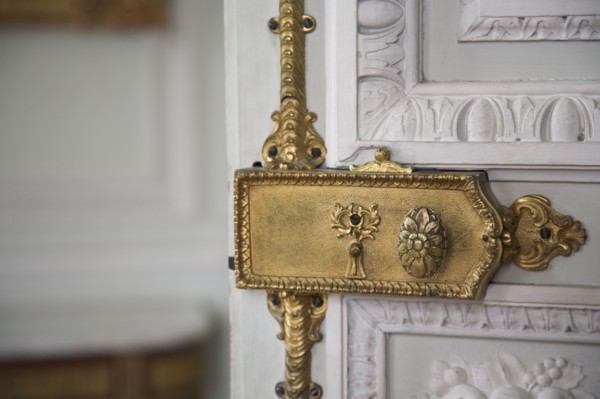 Versailles072 Château de Versailles, Petit Trianon, porte, détail de poignée et serrure
