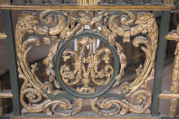 Versailles074 Château de Versailles, Petit Trianon, rampe en fer forgé au chiffre de