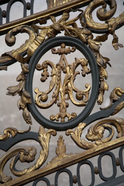 Versailles088 Château de Versailles, Petit Trianon, Escalier d'honneur, rampe en fer forgé au