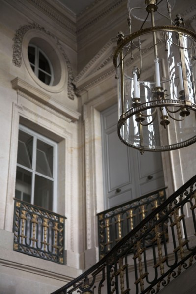 Versailles091 Château de Versailles, Petit Trianon, Escalier d'honneur, lustre et rampe en fer