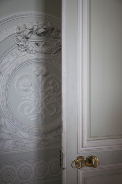 Versailles100 Château de Versailles, Petit Trianon, porte et boiserie sculptée de fleurs