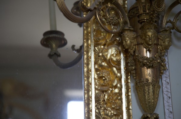Versailles104 Château de Versailles, Petit Trianon, miroir et applique (détail)