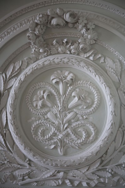 Versailles105 Château de Versailles, Petit Trianon, boiseries sculptées de fleurs, médaillon et