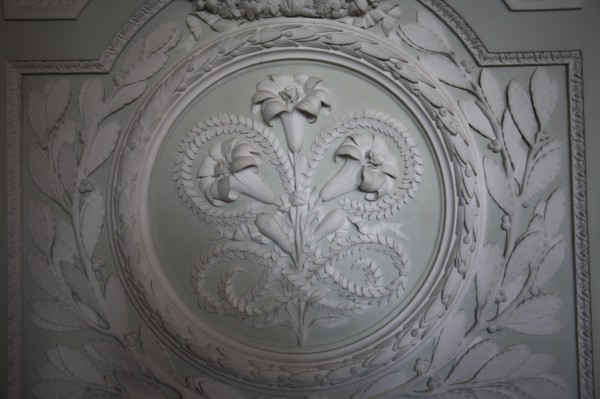 Versailles107 Château de Versailles, Petit Trianon, boiseries sculptées de fleurs, médaillon et