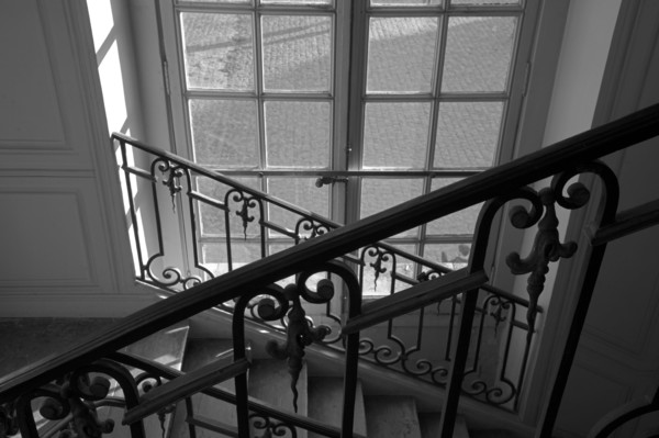 Versailles128 Château de Versailles, Petit Trianon, Escalier vers l'attique, rampes et fenêtre