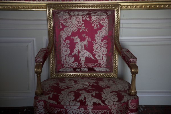 Versailles132 Château de Versailles, Petit Trianon, appartement de Louis XV, à l'attique, fauteuil