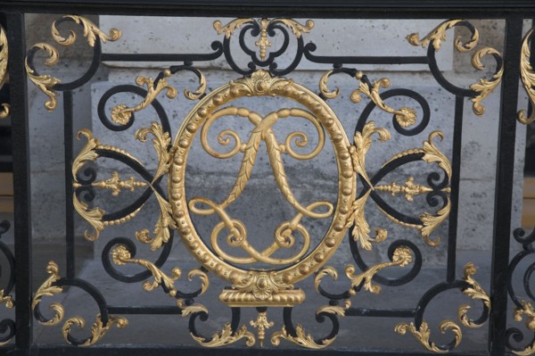 Versailles176 Château de Versailles, Petit Trianon, grille en fer forgé au chiffre des Louis