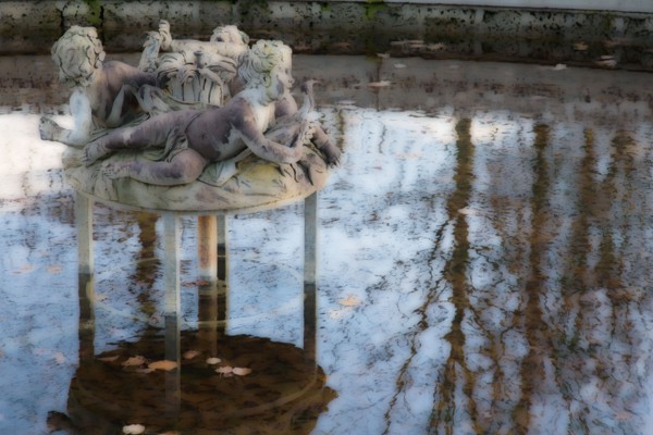 VersaillesChromo008 Château de Versailles, Petit Trianon, jardins, bassin aux statues d'enfants